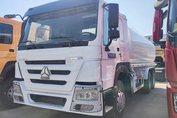 SINOTRUK Water Sprinkler Tanker for Sale in Malawi - Truk tangki: gambar 3 SINOTRUK Water Sprinkler Tanker for Sale in Malawi - Truk tangki: gambar 3