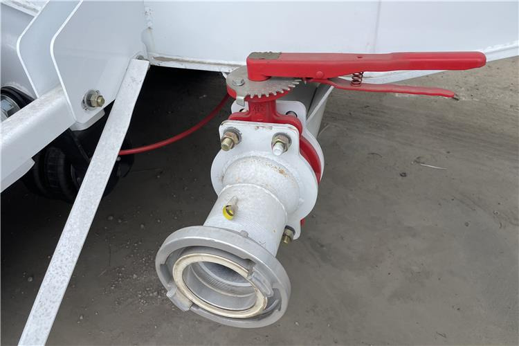 TITAN 3 Axle Dry Bulker Cement Tanker Trailer for Sale In Saudi Arabia - Semi-trailer: gambar 5 TITAN 3 Axle Dry Bulker Cement Tanker Trailer for Sale In Saudi Arabia - Semi-trailer: gambar 5