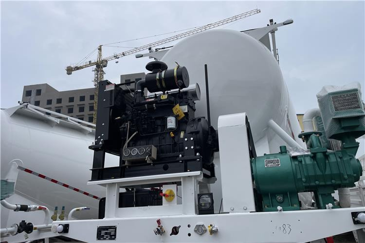 TITAN 3 Axle 30CBM Cement Tanker Trailer with Air Suspension In Saudi Arabia - Semi-trailer tangki: gambar 2 TITAN 3 Axle 30CBM Cement Tanker Trailer with Air Suspension In Saudi Arabia - Semi-trailer tangki: gambar 2
