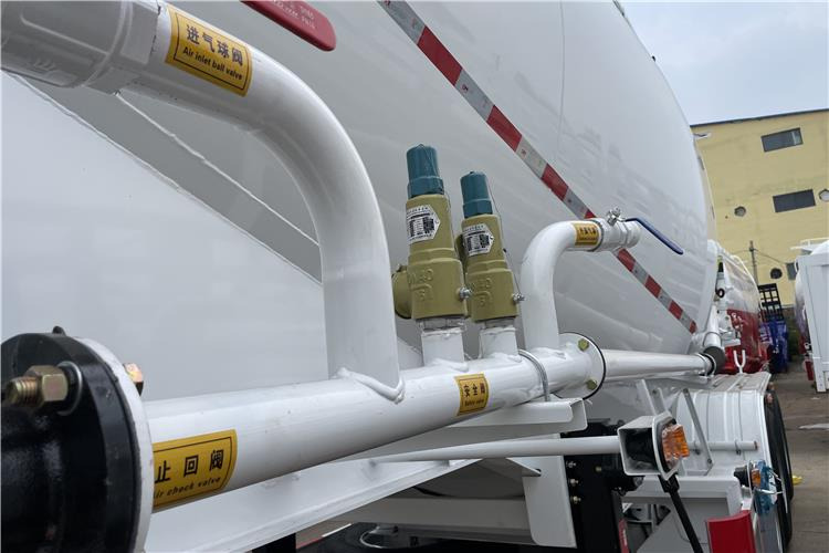TITAN 3 Axle 30CBM Cement Tanker Trailer with Air Suspension In Saudi Arabia - Semi-trailer tangki: gambar 4 TITAN 3 Axle 30CBM Cement Tanker Trailer with Air Suspension In Saudi Arabia - Semi-trailer tangki: gambar 4