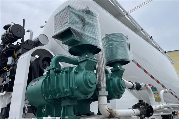 TITAN 3 Axle 30CBM Cement Tanker Trailer with Air Suspension In Saudi Arabia - Semi-trailer tangki: gambar 3 TITAN 3 Axle 30CBM Cement Tanker Trailer with Air Suspension In Saudi Arabia - Semi-trailer tangki: gambar 3