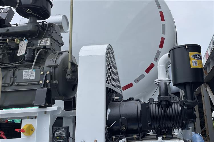 TITAN 4 Axle Bulker Cement Tanker Trailer for Sale In Zambia - Semi-trailer tangki: gambar 3 TITAN 4 Axle Bulker Cement Tanker Trailer for Sale In Zambia - Semi-trailer tangki: gambar 3