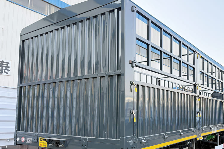 TITAN Fence Semi Trailer for Sale in Kenya - Semi-trailer pengangkut hewan: gambar 4 TITAN Fence Semi Trailer for Sale in Kenya - Semi-trailer pengangkut hewan: gambar 4