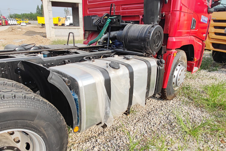 SHACMAN Second Hand Shacman Tractor Trailer for Sale in Tanzania - Tractor head: gambar 5 SHACMAN Second Hand Shacman Tractor Trailer for Sale in Tanzania - Tractor head: gambar 5