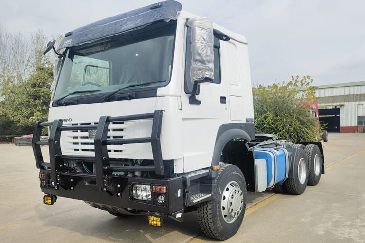 SINOTRUK New HOWO 6x4 Tractor Head with Bull Bar - Tractor head: gambar 1 SINOTRUK New HOWO 6x4 Tractor Head with Bull Bar - Tractor head: gambar 1