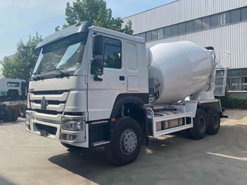 SINOTRUK Cement Mixer Truck for Sale in Zambia - Truk: gambar 1 SINOTRUK Cement Mixer Truck for Sale in Zambia - Truk: gambar 1