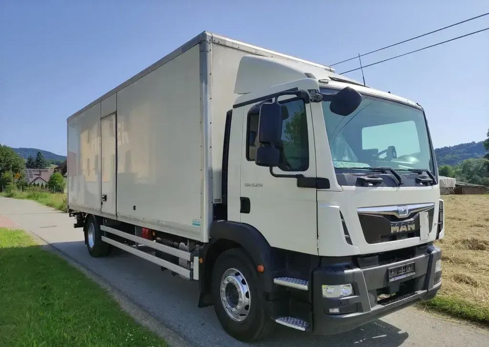MAN TGM 15.290 kontener , winda - Truk box: gambar 1 MAN TGM 15.290 kontener , winda - Truk box: gambar 1