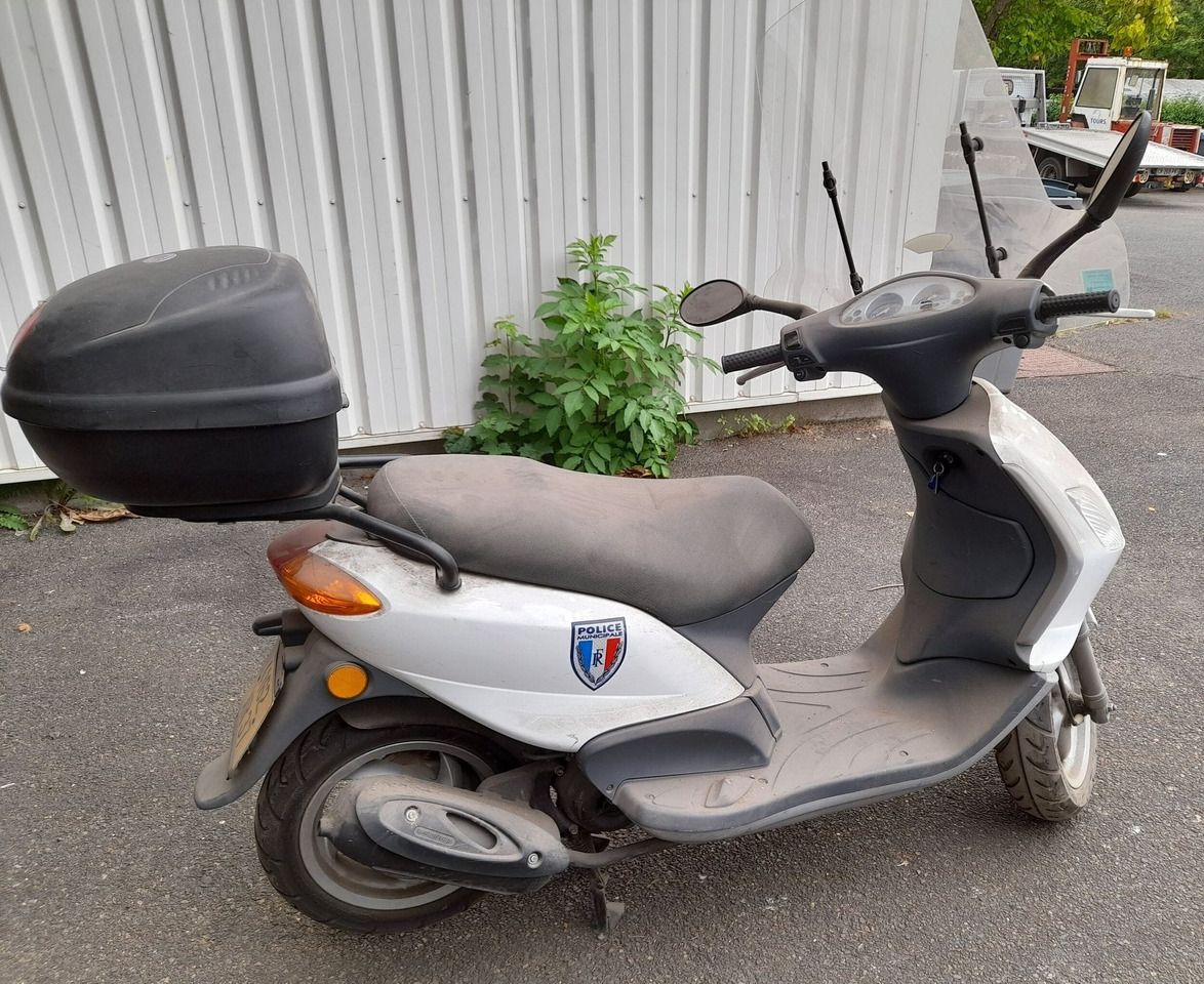 RESERVE AUX PROFESSIONNELS ! - Sepeda motor: gambar 1 RESERVE AUX PROFESSIONNELS ! - Sepeda motor: gambar 1