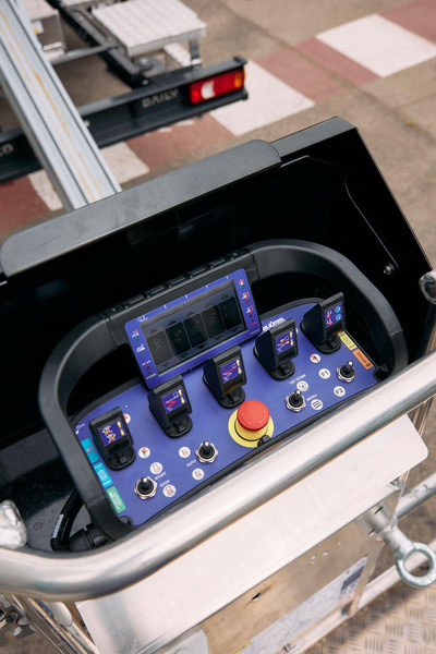 Oil & Steel Snake 26 Sobre IVECO 35S14 Distancia entre ejes 4100 mm - Platform pengangkat: gambar 4 Oil & Steel Snake 26 Sobre IVECO 35S14 Distancia entre ejes 4100 mm - Platform pengangkat: gambar 4