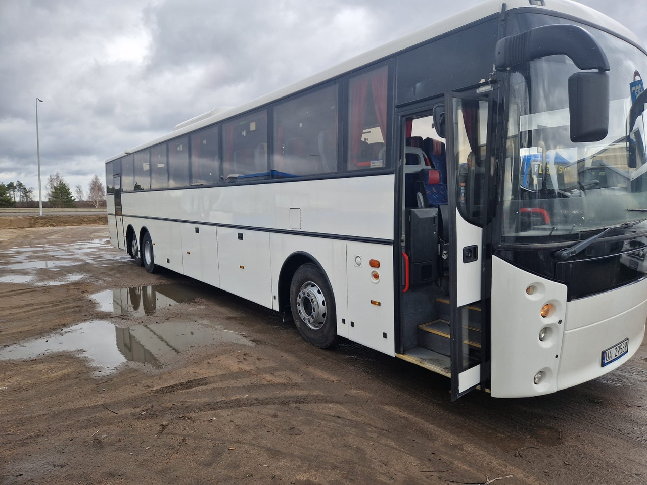 VOLVO B12B VEST HORISONT - Bus pariwisata: gambar 3 VOLVO B12B VEST HORISONT - Bus pariwisata: gambar 3