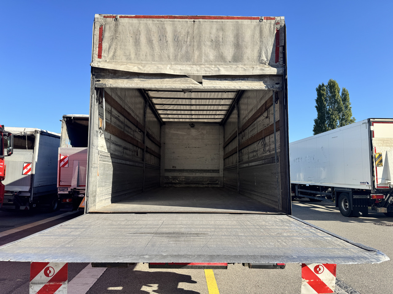 MERCEDES-BENZ Actros 1836 4x2 Blache-Hebebühne - Truk dengan terpal samping: gambar 4 MERCEDES-BENZ Actros 1836 4x2 Blache-Hebebühne - Truk dengan terpal samping: gambar 4
