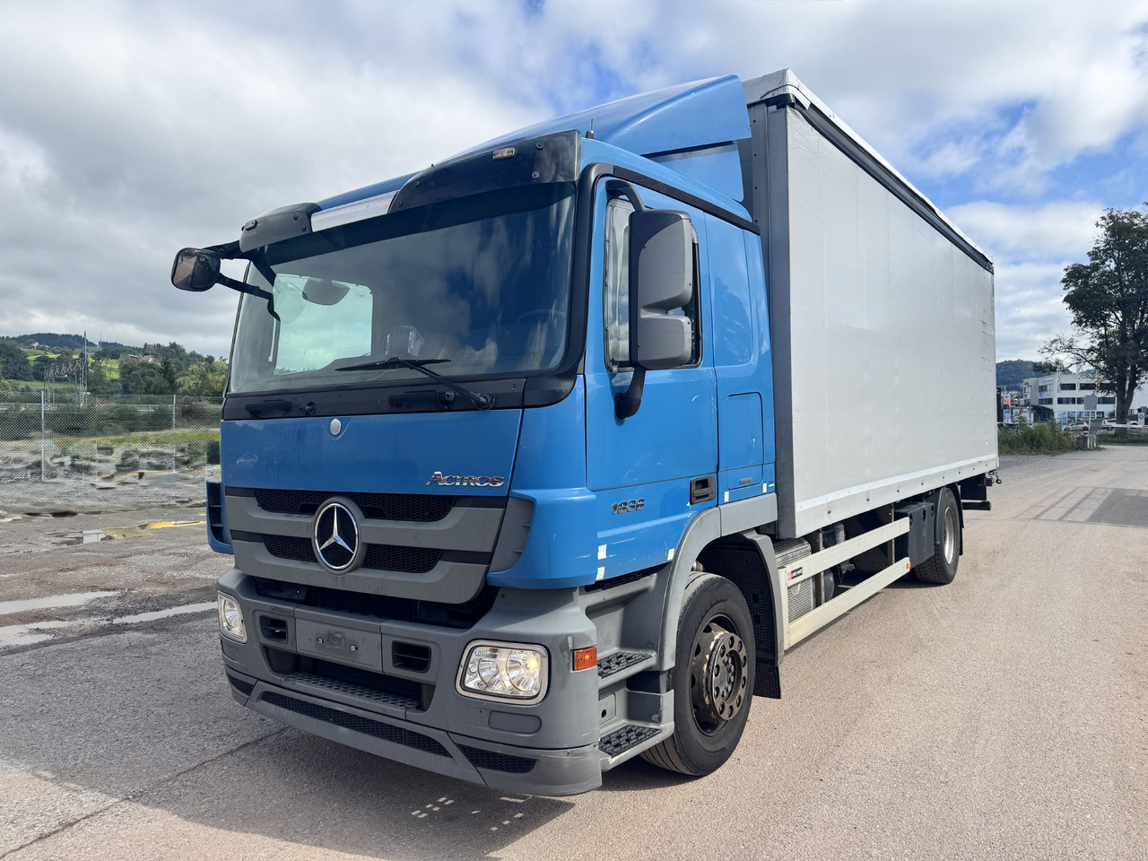 MERCEDES-BENZ Actros 1836 4x2 Blache-Hebebühne - Truk dengan terpal samping: gambar 1 MERCEDES-BENZ Actros 1836 4x2 Blache-Hebebühne - Truk dengan terpal samping: gambar 1