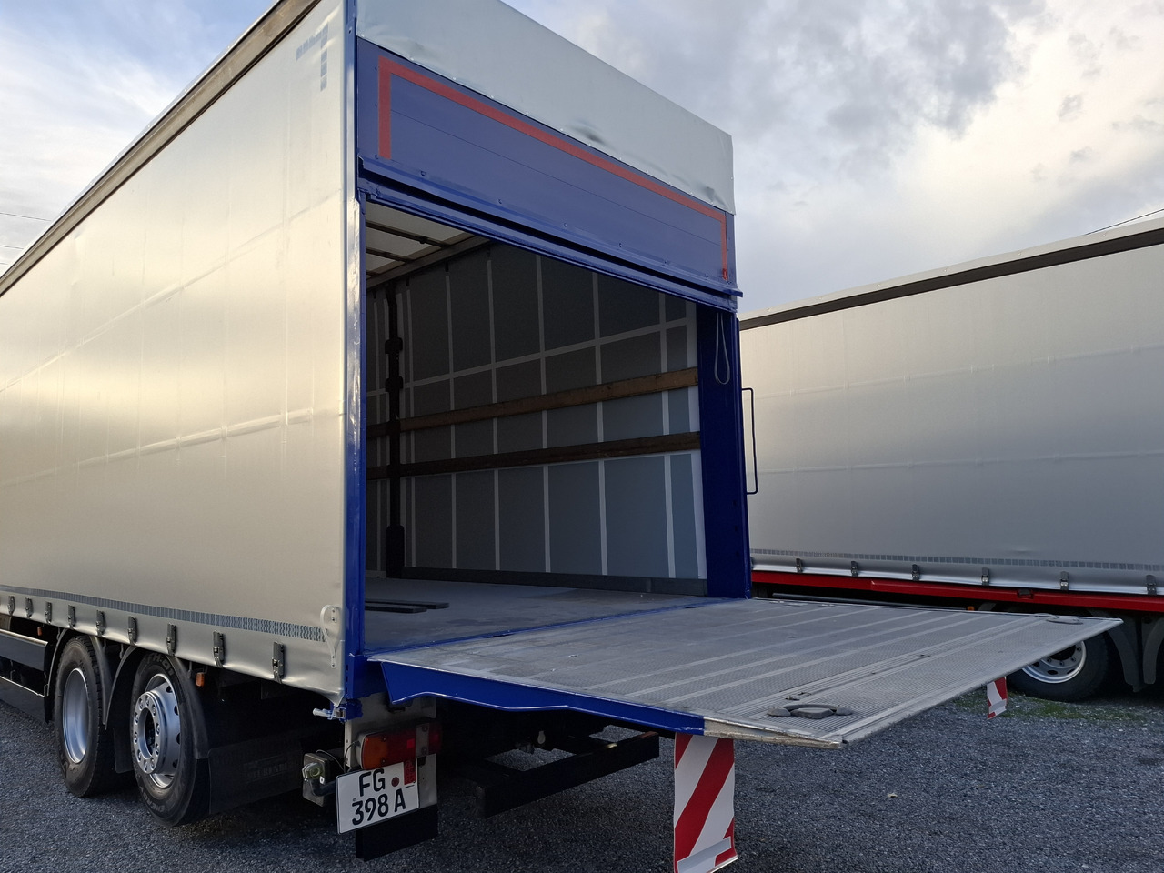 Truk dengan terpal samping MAN TGX 26.440 E5: gambar 35