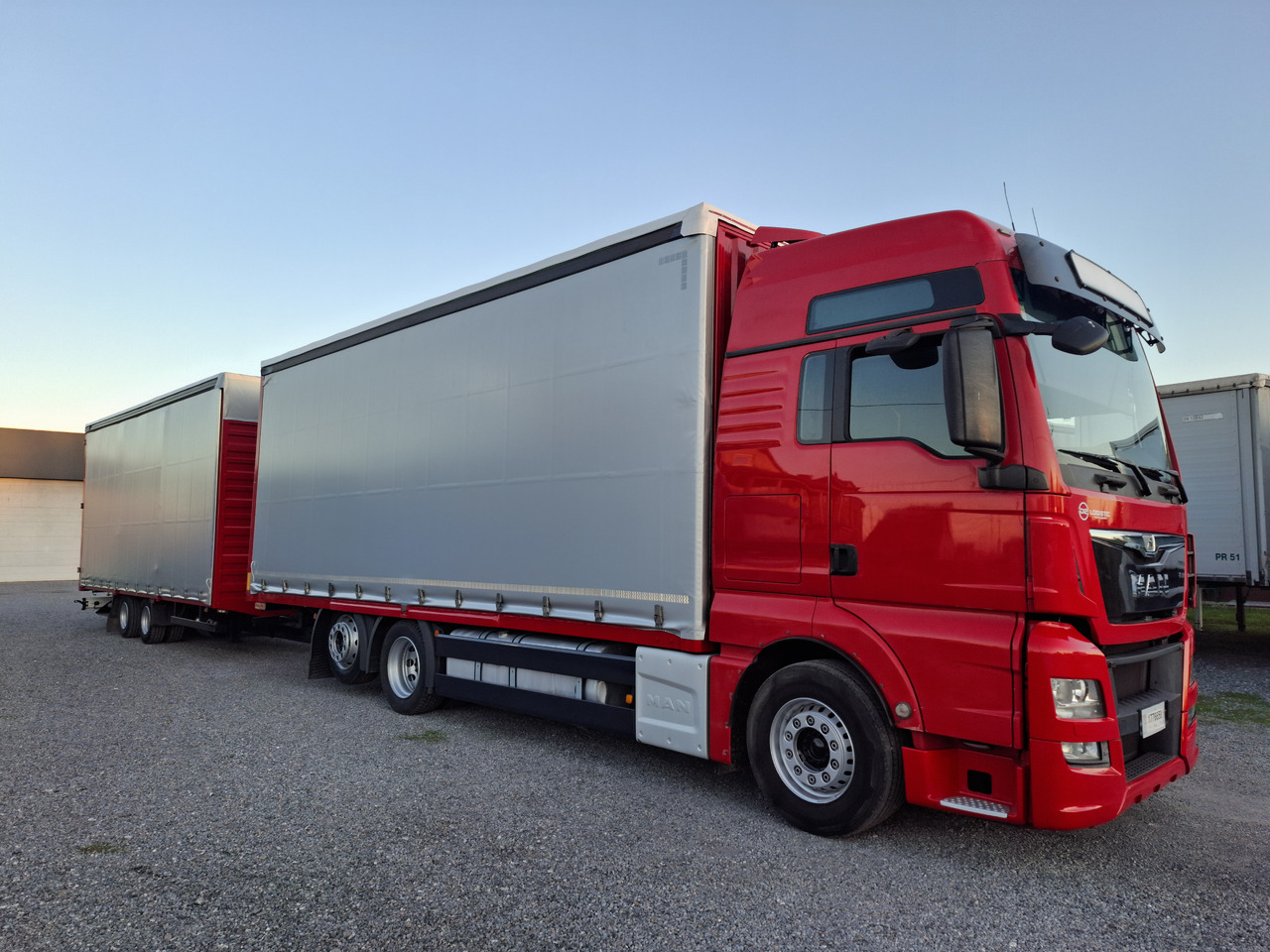 MAN TGX 26.440 E6 + SCHMITZ - Truk dengan terpal samping: gambar 1 MAN TGX 26.440 E6 + SCHMITZ - Truk dengan terpal samping: gambar 1