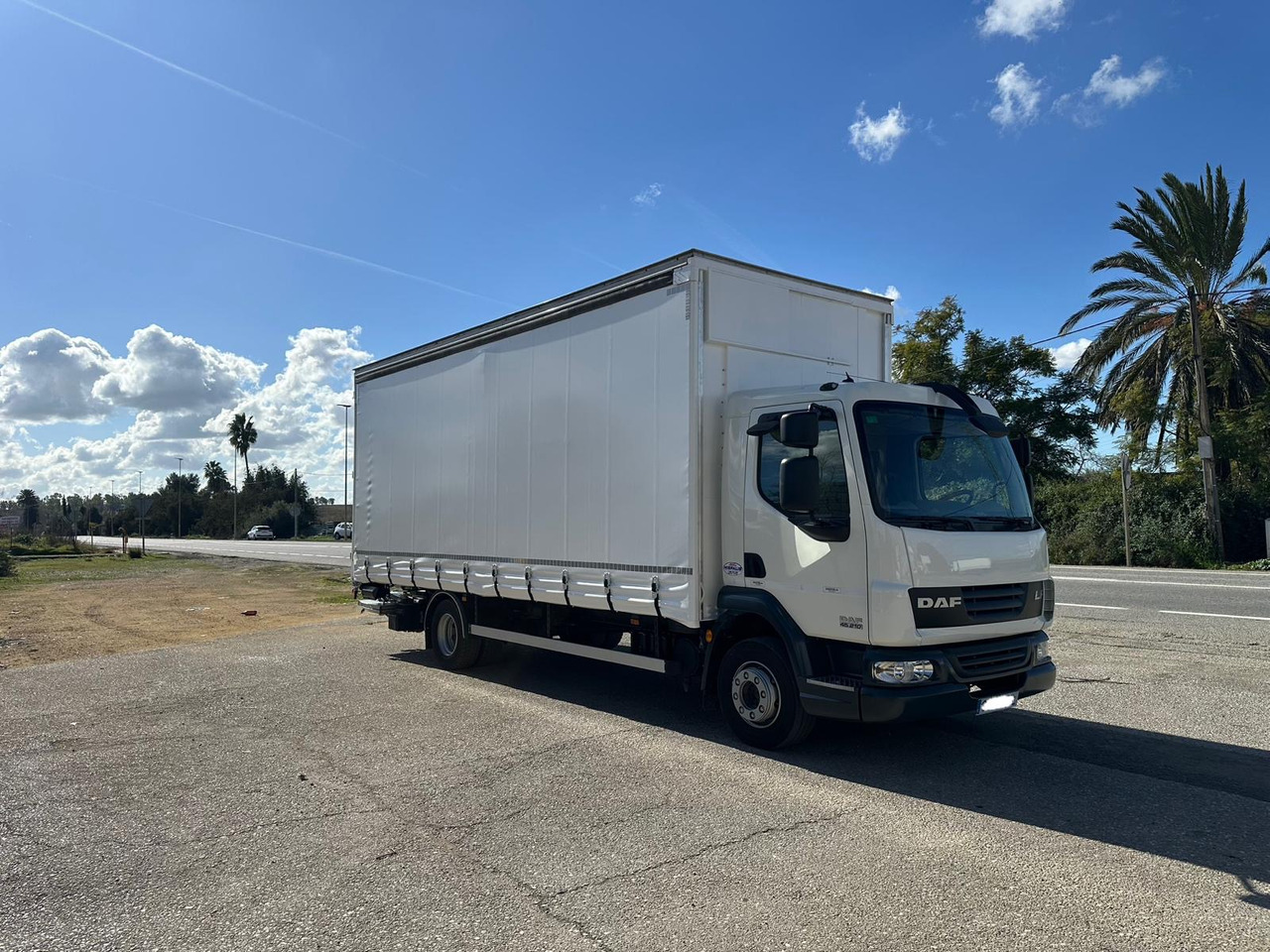 DAF LF 45.250 - Truk dengan terpal samping: gambar 4 DAF LF 45.250 - Truk dengan terpal samping: gambar 4