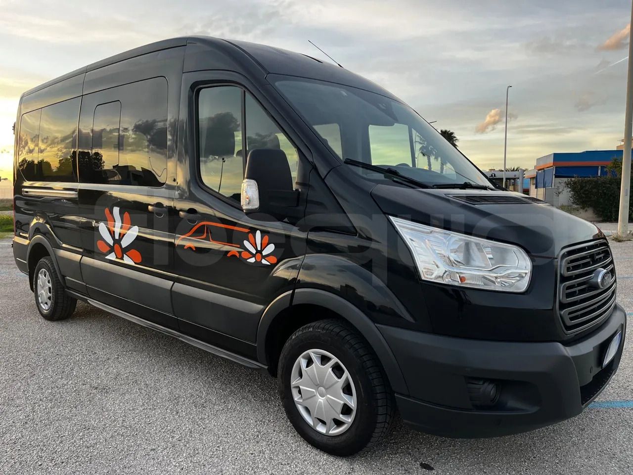 Ford Transit - Bus mini, Van penumpang: gambar 1 Ford Transit - Bus mini, Van penumpang: gambar 1