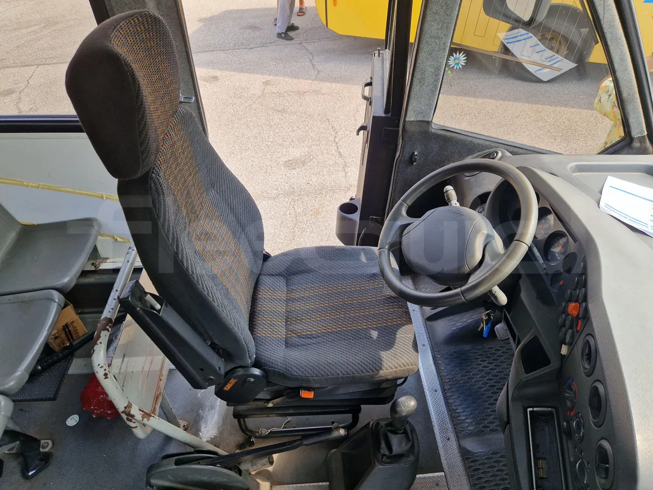 Bus sekolah Iveco Cacciamali: gambar 17
