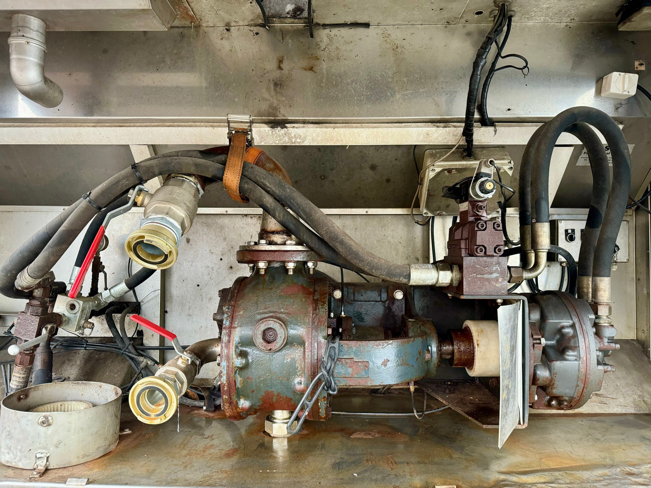 MAN TGS 35.480 8X4-2 TRIDEM Wasser-Tank - Truk tangki: gambar 4 MAN TGS 35.480 8X4-2 TRIDEM Wasser-Tank - Truk tangki: gambar 4