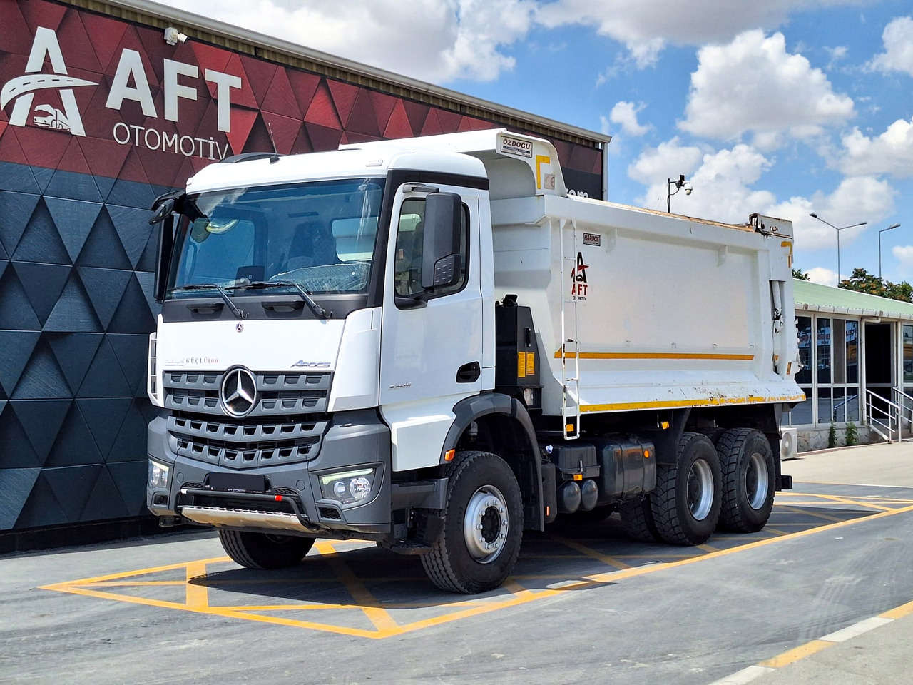 MERCEDES-BENZ AROCS 3345 - Truk jungkit: gambar 1 MERCEDES-BENZ AROCS 3345 - Truk jungkit: gambar 1