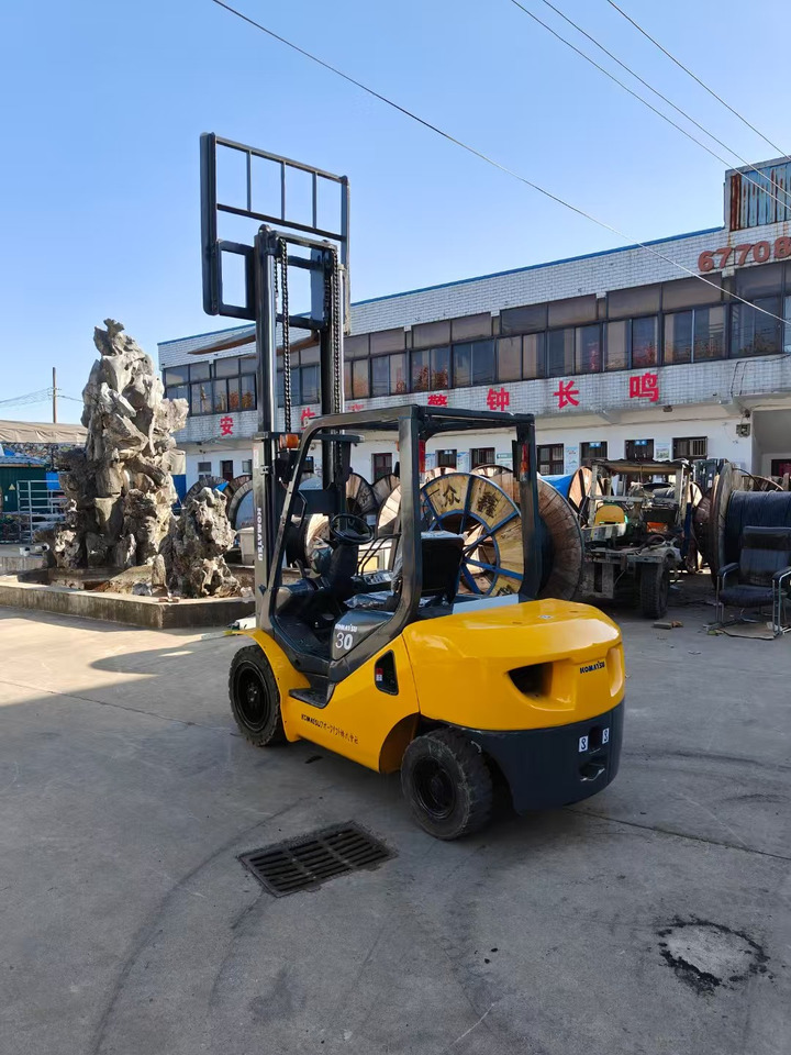 KOMATSU FD30T japan brand used 3 ton forklift - Forklift diesel: gambar 1 KOMATSU FD30T japan brand used 3 ton forklift - Forklift diesel: gambar 1