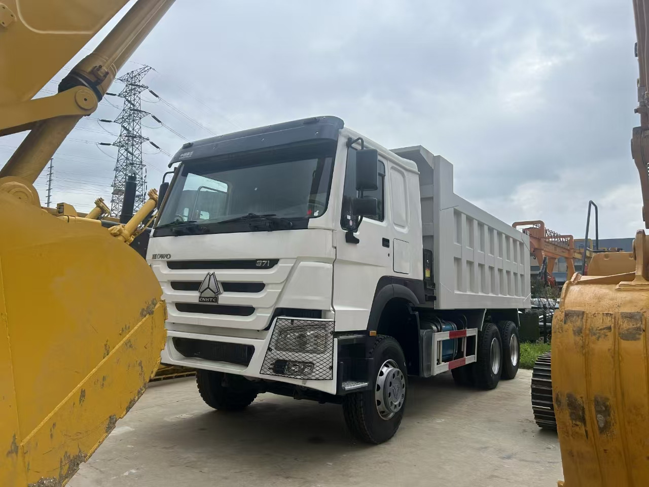 SINOTRUK howo 371 6x4 dump truck SINOTRUK hot sale Customizable - Truk jungkit: gambar 4 SINOTRUK howo 371 6x4 dump truck SINOTRUK hot sale Customizable - Truk jungkit: gambar 4