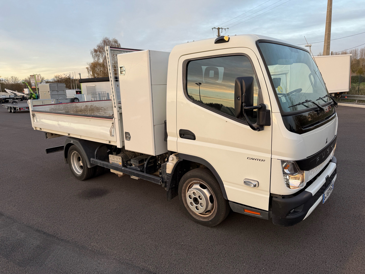 Mitsubishi Canter Fuso - Van jungkit: gambar 1 Mitsubishi Canter Fuso - Van jungkit: gambar 1