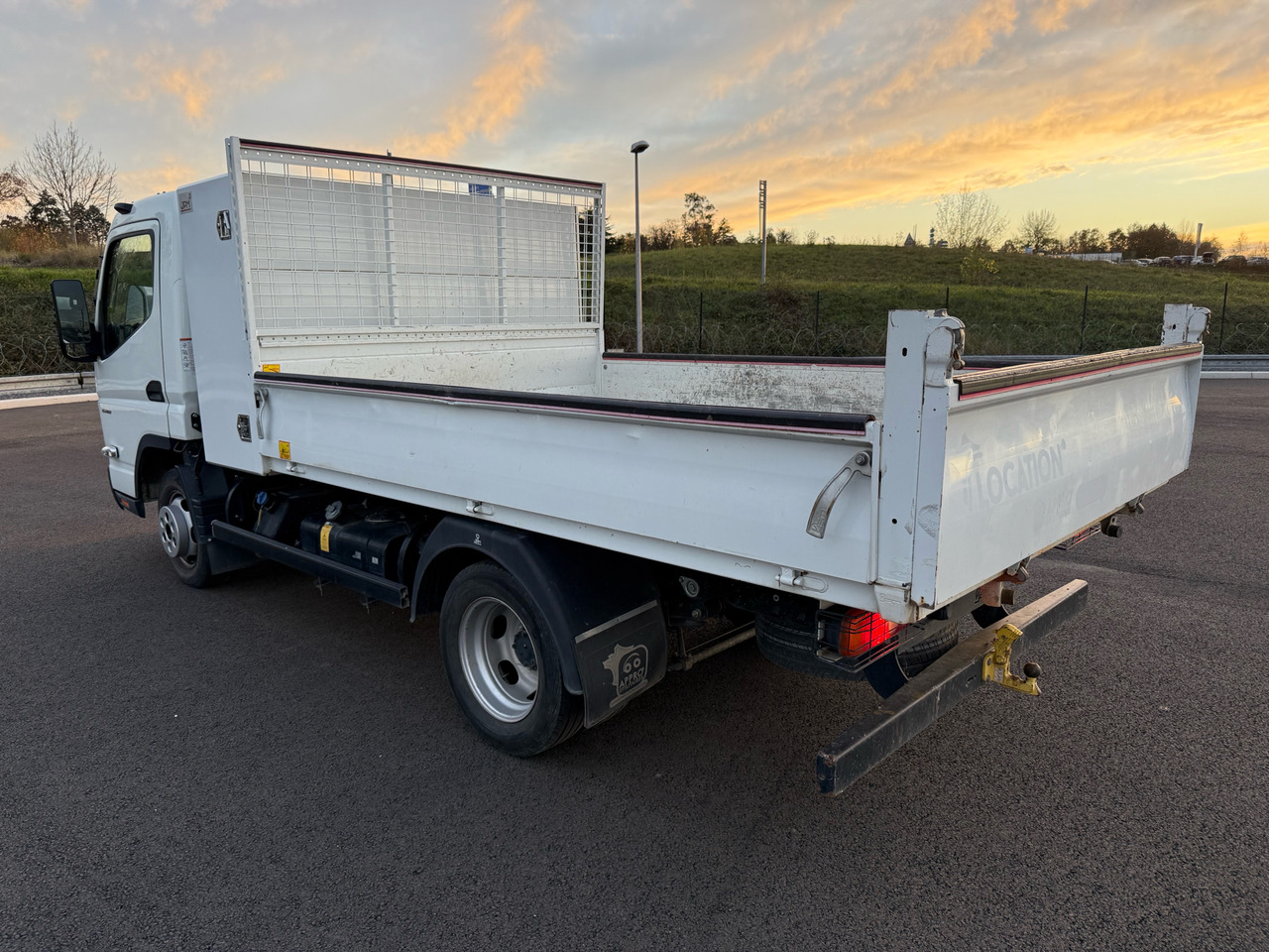 Mitsubishi Canter Fuso - Van jungkit: gambar 3 Mitsubishi Canter Fuso - Van jungkit: gambar 3