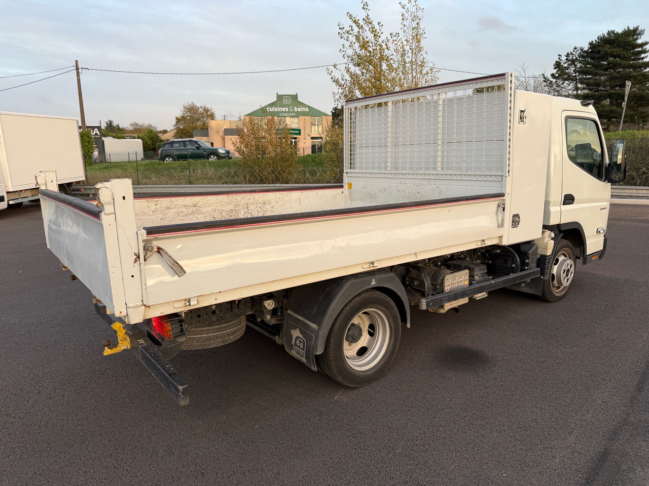 Mitsubishi Canter Fuso - Van jungkit: gambar 4 Mitsubishi Canter Fuso - Van jungkit: gambar 4