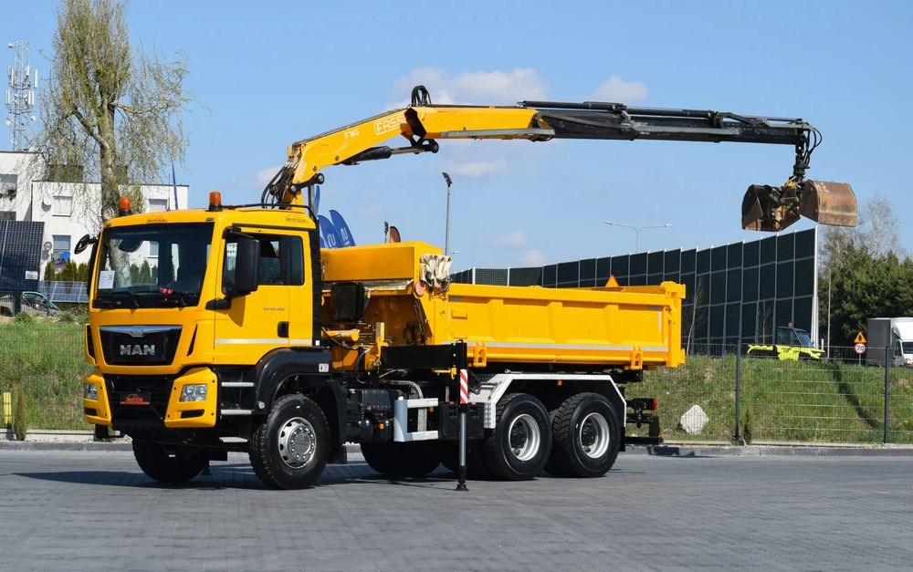 MAN TGS 26.400 / 6x4 / EURO 6 / UDT / HDS FASSI 165 / WYSUW x3 / ROTATOR / CHWYTAK / STEROWANIE RADIOWE / WZMOCNIONA RAMA / WYWROTKA / HYDROBURTA / AUTOMAT / 2017 / NOWE OPONY - 100% / NISKI PRZEBIEG - Truk jungkit: gambar 1 MAN TGS 26.400 / 6x4 / EURO 6 / UDT / HDS FASSI 165 / WYSUW x3 / ROTATOR / CHWYTAK / STEROWANIE RADIOWE / WZMOCNIONA RAMA / WYWROTKA / HYDROBURTA / AUTOMAT / 2017 / NOWE OPONY - 100% / NISKI PRZEBIEG - Truk jungkit: gambar 1