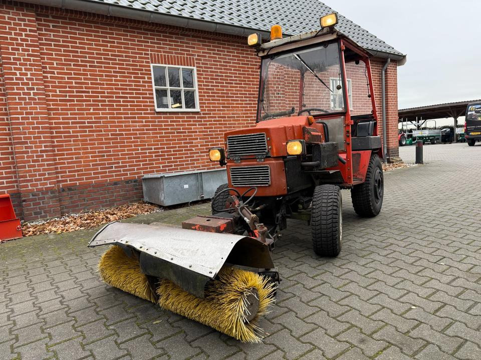 Kleintraktor Hako 3800D Hydrostat mit hydraulischer Kehrbürste - Traktor kompak: gambar 2 Kleintraktor Hako 3800D Hydrostat mit hydraulischer Kehrbürste - Traktor kompak: gambar 2