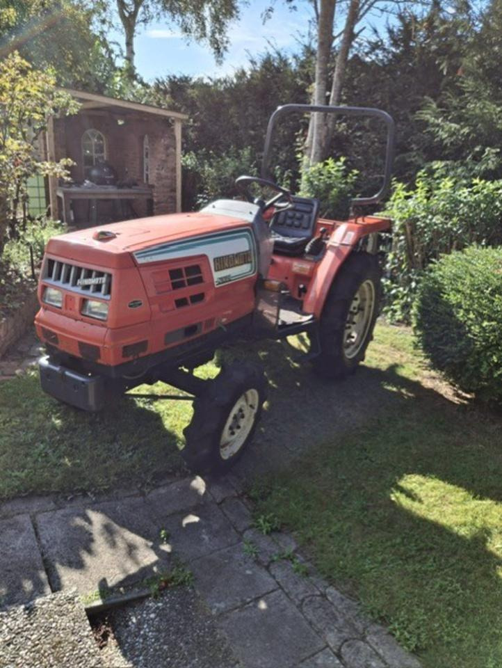 Kleintraktor Hinomoto-Kubota 21 PS - Traktor kompak: gambar 1 Kleintraktor Hinomoto-Kubota 21 PS - Traktor kompak: gambar 1