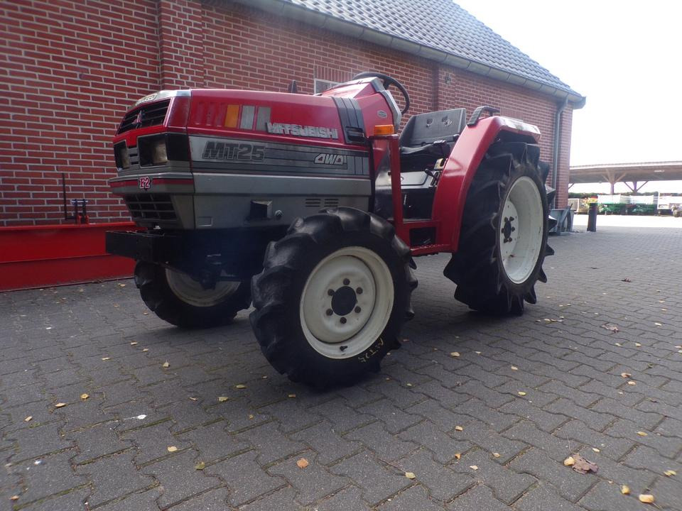 Kleintraktor Mitsubishi MT25 - Traktor kompak: gambar 1 Kleintraktor Mitsubishi MT25 - Traktor kompak: gambar 1