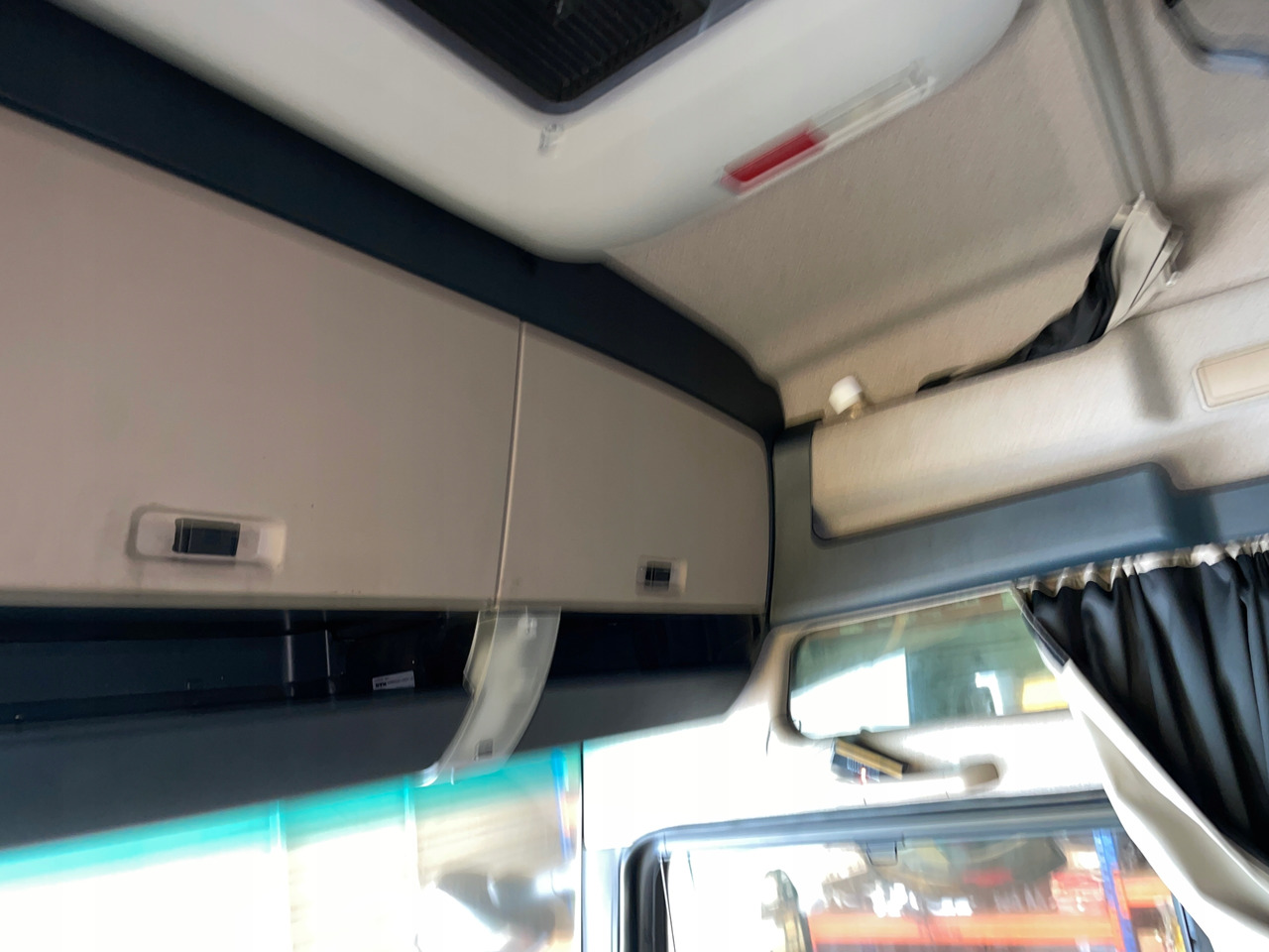 KOMPLETNA KABINA MAN TGX XXL EURO 6 LIFT JASNY ŚRODEK - Kabin untuk Truk: gambar 4 KOMPLETNA KABINA MAN TGX XXL EURO 6 LIFT JASNY ŚRODEK - Kabin untuk Truk: gambar 4