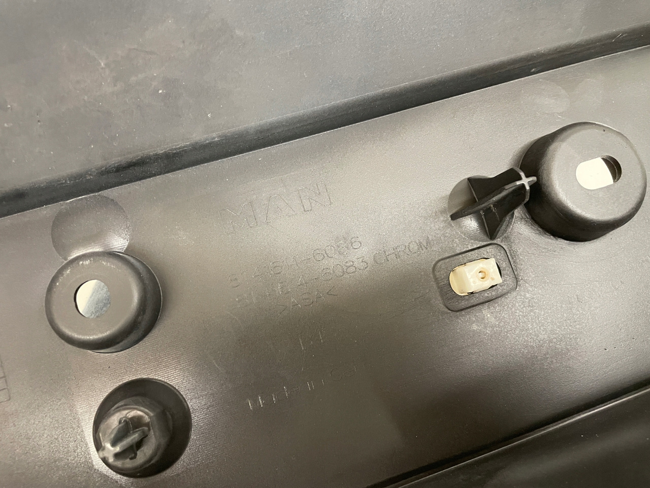 ŚRODKOWY GRILL CHROM ZDERZAKA MAN TGS TG3 TGS 3 ATRAPA 81416146086 - Langkah kaki: gambar 5 ŚRODKOWY GRILL CHROM ZDERZAKA MAN TGS TG3 TGS 3 ATRAPA 81416146086 - Langkah kaki: gambar 5