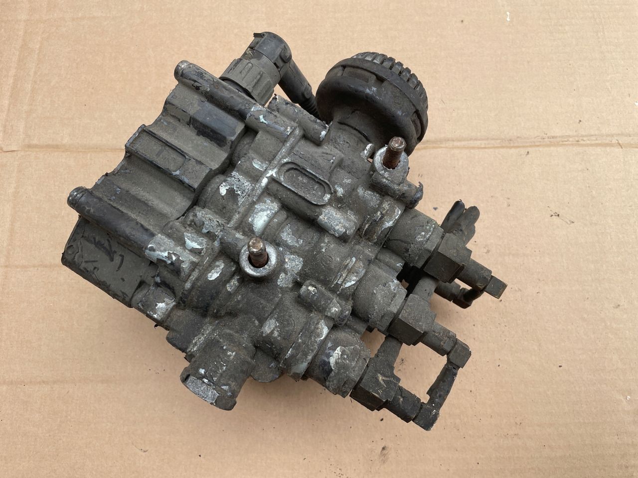ZAWÓR PODUSZEK ECAS MAN TGA TGX TGS 4729000570 - Suspensi udara untuk Truk: gambar 1 ZAWÓR PODUSZEK ECAS MAN TGA TGX TGS 4729000570 - Suspensi udara untuk Truk: gambar 1