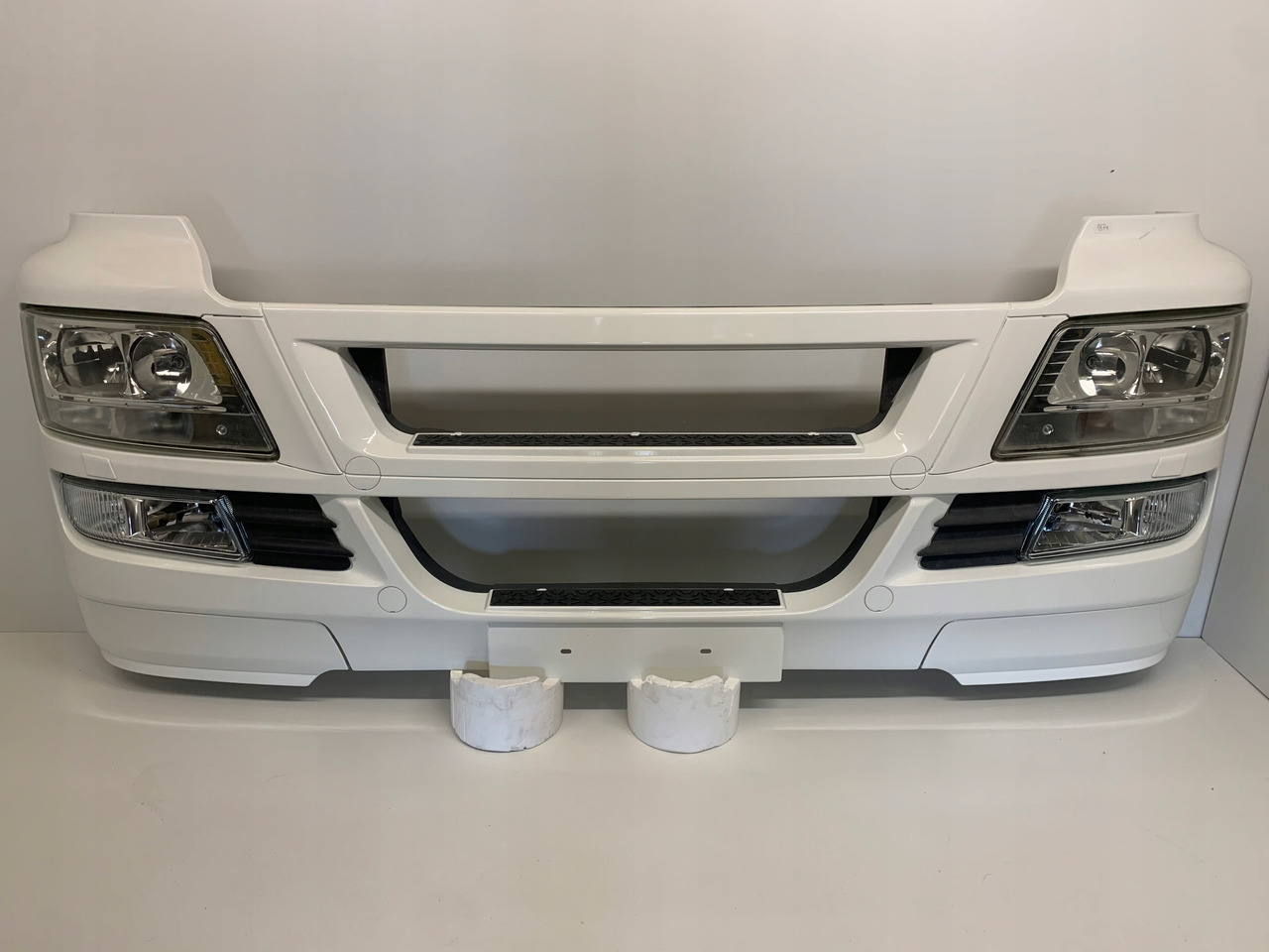 ZDERZAK XENON MAN TGS - Bumper untuk Truk: gambar 1 ZDERZAK XENON MAN TGS - Bumper untuk Truk: gambar 1