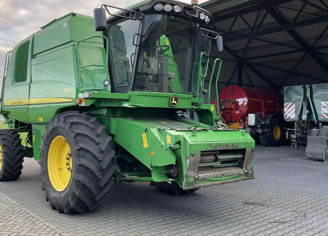 John Deere T560 - Pemanen gabungan: gambar 1 John Deere T560 - Pemanen gabungan: gambar 1