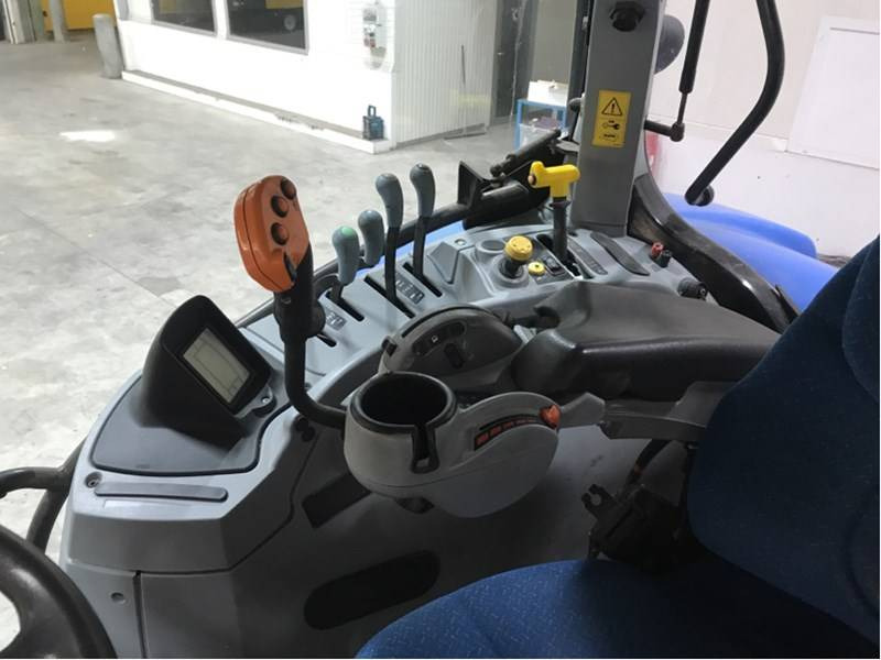 New Holland T7.250 - Traktor: gambar 5 New Holland T7.250 - Traktor: gambar 5