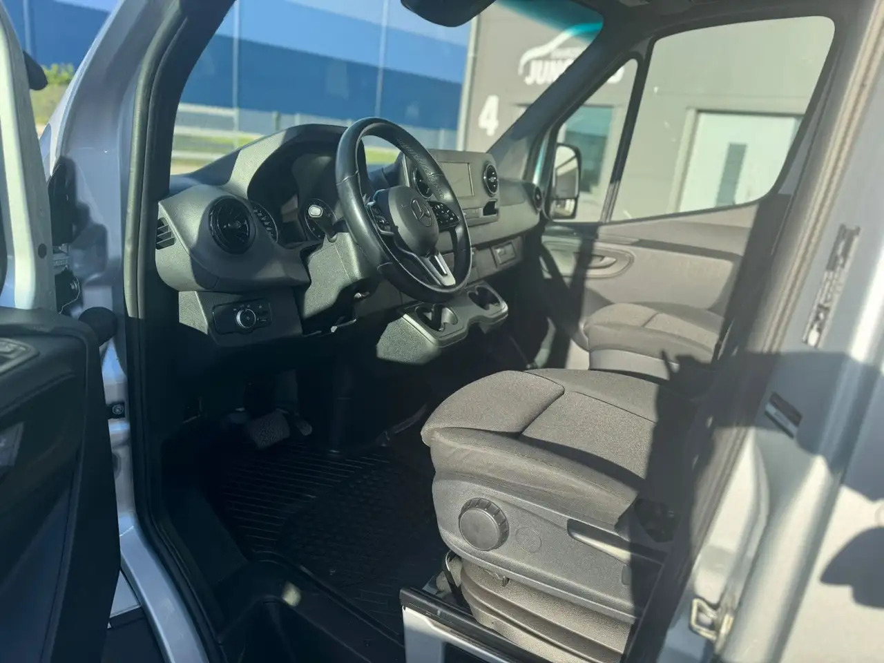 Mercedes-Benz Sprinter 317 CDI Lang Hoch Klima MBUX Silber LED - Van panel: gambar 4 Mercedes-Benz Sprinter 317 CDI Lang Hoch Klima MBUX Silber LED - Van panel: gambar 4