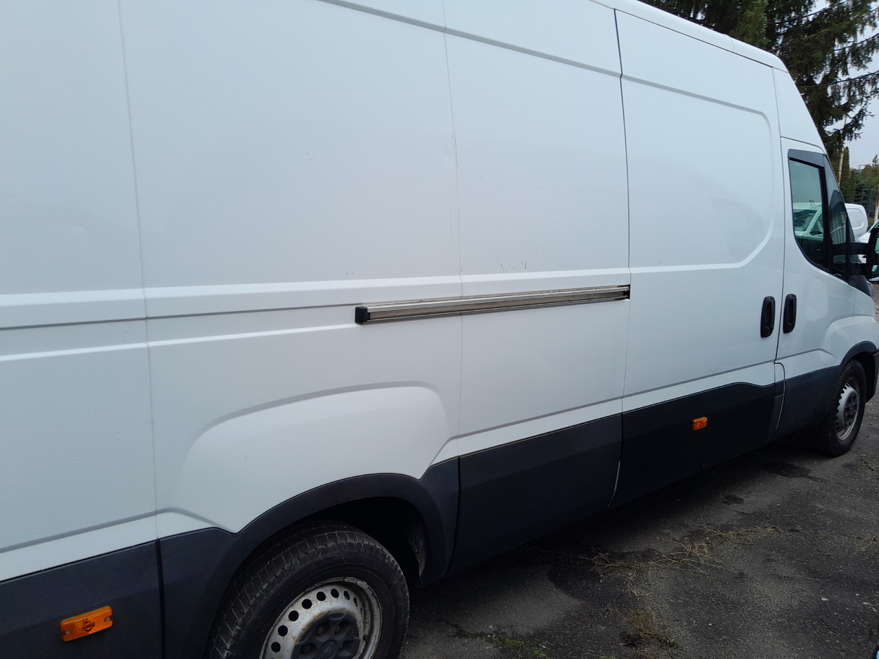 IVECO Daily 35S14 - Van box: gambar 4 IVECO Daily 35S14 - Van box: gambar 4