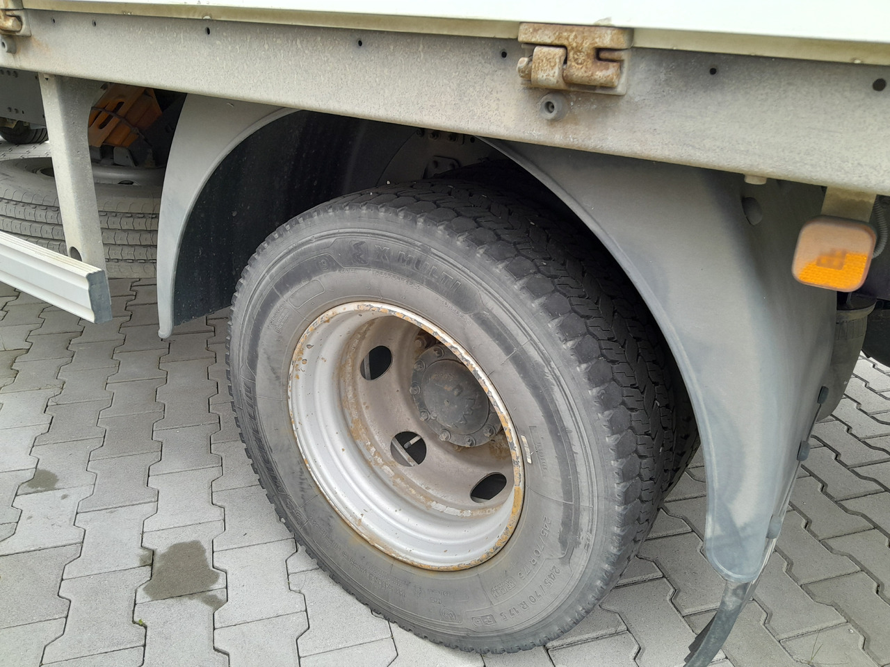 Truk dengan terpal samping MAN TGL 12.220 Tail Lift Manual: gambar 9 Truk dengan terpal samping MAN TGL 12.220 Tail Lift Manual: gambar 9