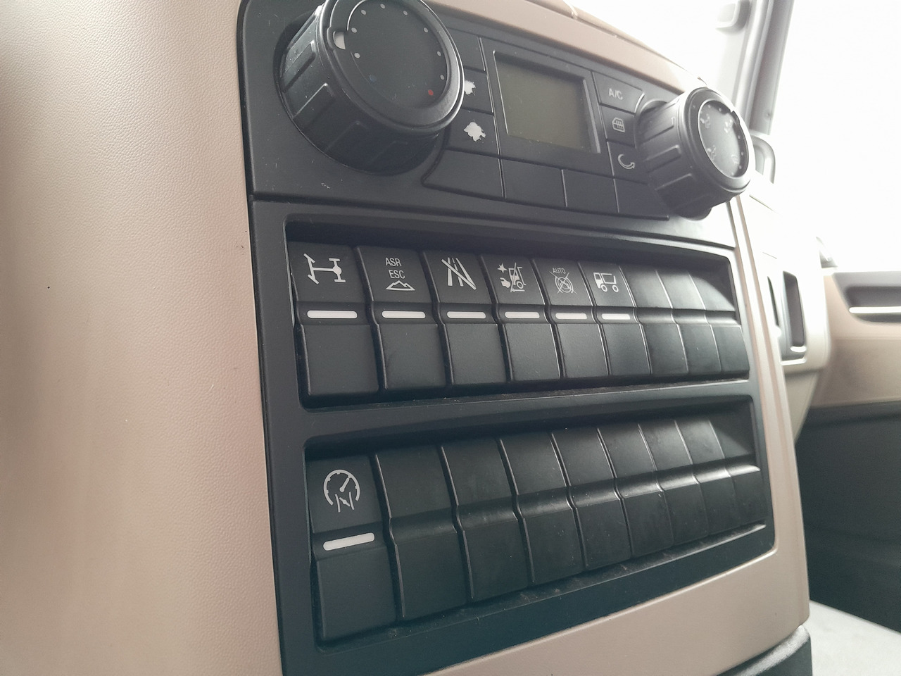 Truk dengan terpal samping MAN TGL 12.220 Tail Lift Manual: gambar 14 Truk dengan terpal samping MAN TGL 12.220 Tail Lift Manual: gambar 14