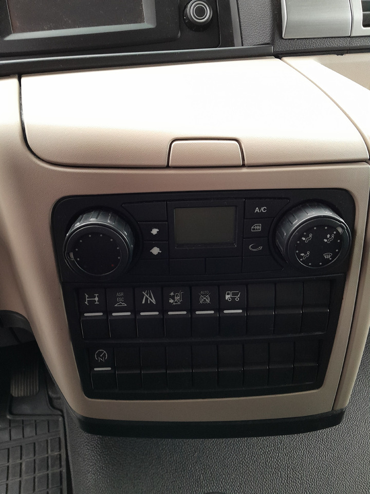 Truk dengan terpal samping MAN TGL 12.220 Tail Lift Manual: gambar 21 Truk dengan terpal samping MAN TGL 12.220 Tail Lift Manual: gambar 21