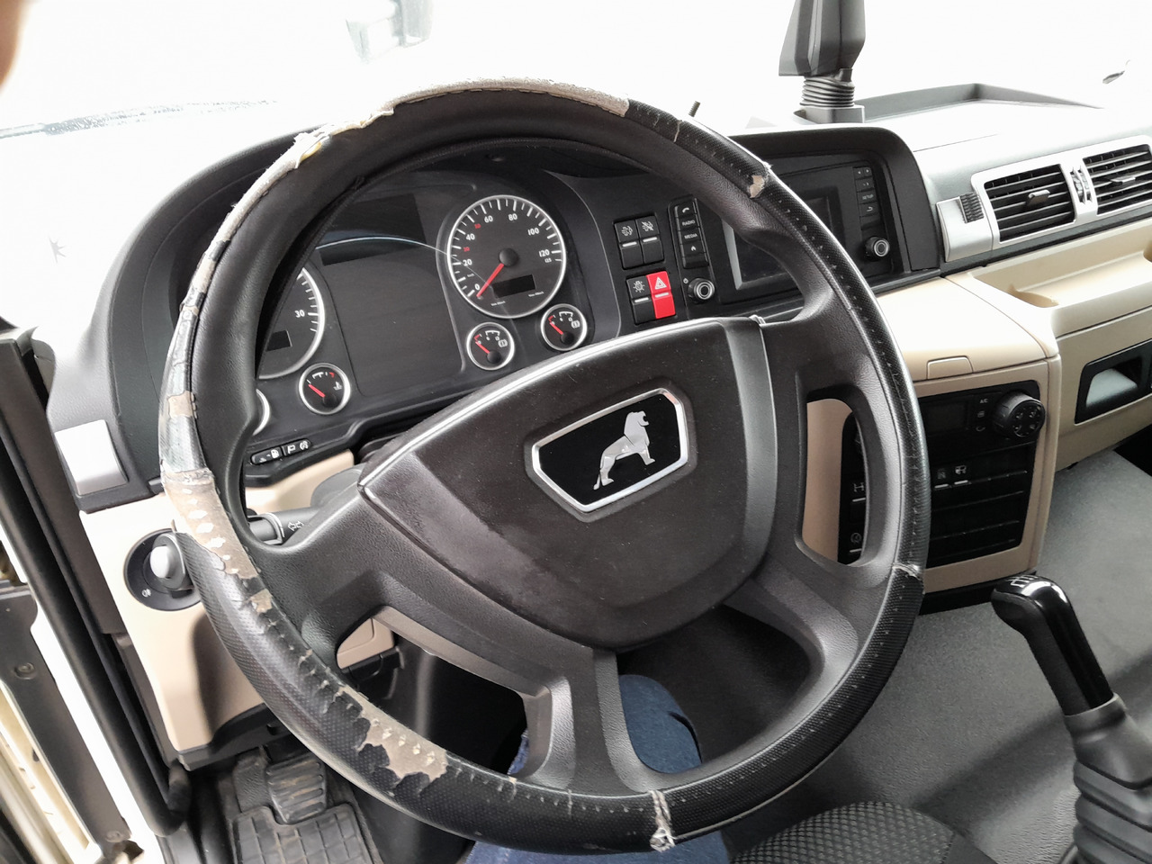 Truk dengan terpal samping MAN TGL 12.220 Tail Lift Manual: gambar 17 Truk dengan terpal samping MAN TGL 12.220 Tail Lift Manual: gambar 17