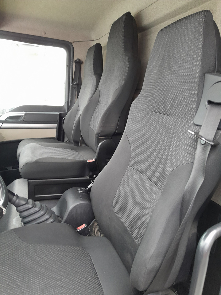 Truk dengan terpal samping MAN TGL 12.220 Tail Lift Manual: gambar 24 Truk dengan terpal samping MAN TGL 12.220 Tail Lift Manual: gambar 24