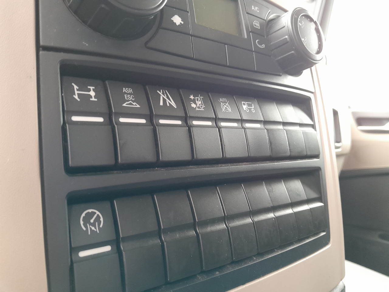 Truk dengan terpal samping MAN TGL 12.220 Tail Lift Manual: gambar 13 Truk dengan terpal samping MAN TGL 12.220 Tail Lift Manual: gambar 13