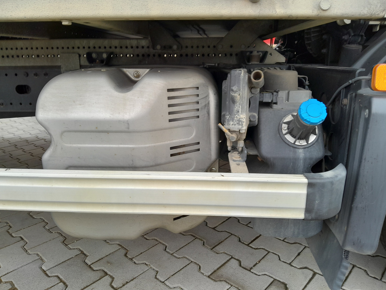 Truk dengan terpal samping MAN TGL 12.220 Tail Lift Manual: gambar 11 Truk dengan terpal samping MAN TGL 12.220 Tail Lift Manual: gambar 11