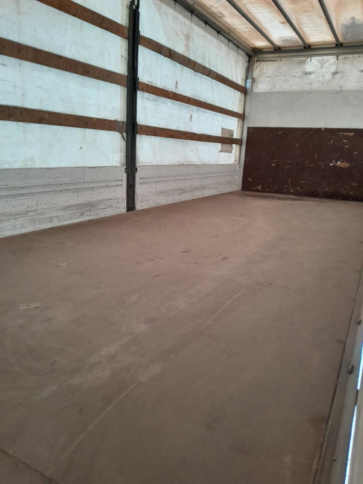 Truk dengan terpal samping MAN TGL 12.220 Tail Lift Manual: gambar 27 Truk dengan terpal samping MAN TGL 12.220 Tail Lift Manual: gambar 27