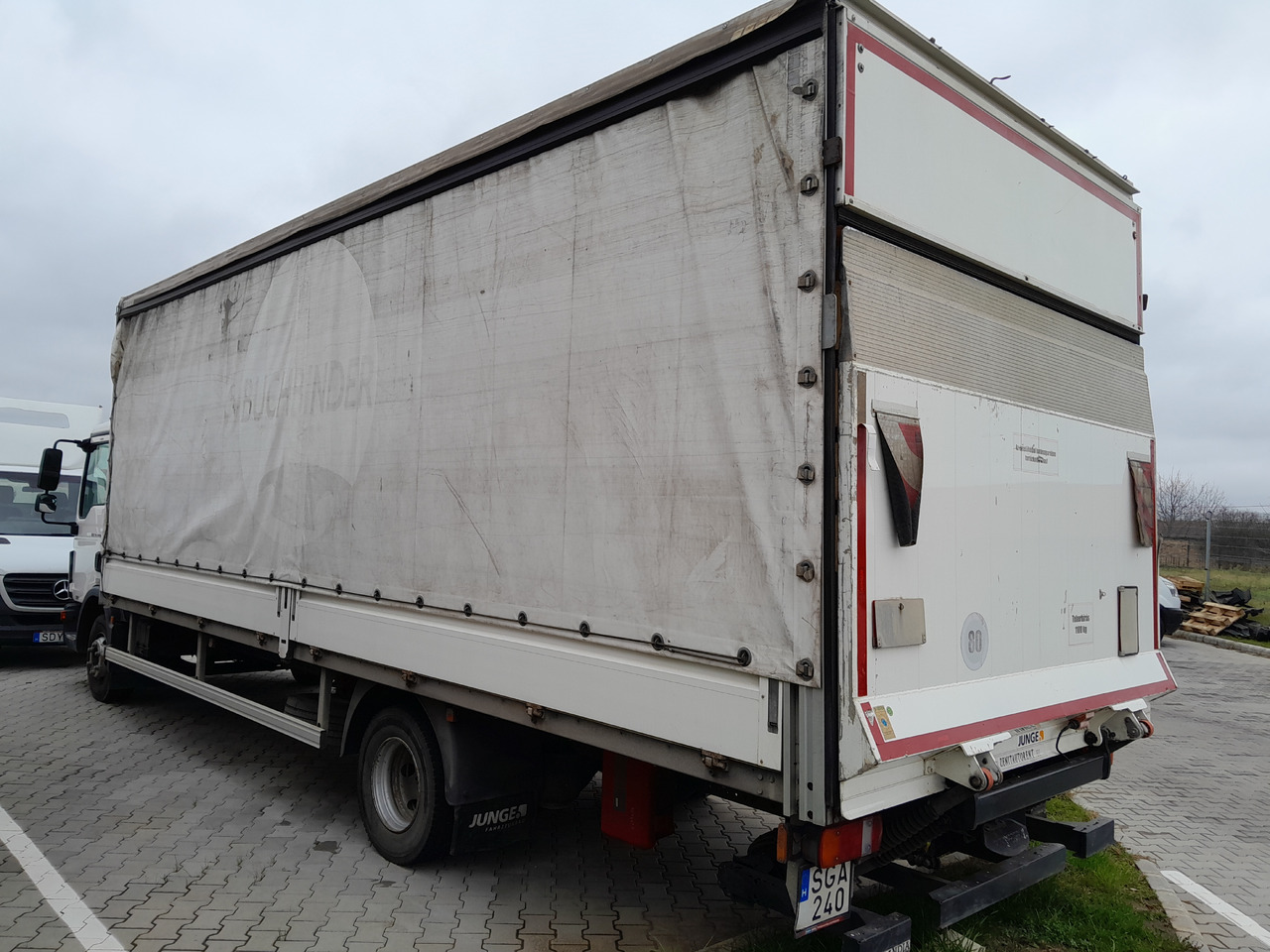 Truk dengan terpal samping MAN TGL 12.220 Tail Lift Manual: gambar 7 Truk dengan terpal samping MAN TGL 12.220 Tail Lift Manual: gambar 7