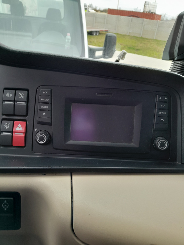 Truk dengan terpal samping MAN TGL 12.220 Tail Lift Manual: gambar 22 Truk dengan terpal samping MAN TGL 12.220 Tail Lift Manual: gambar 22